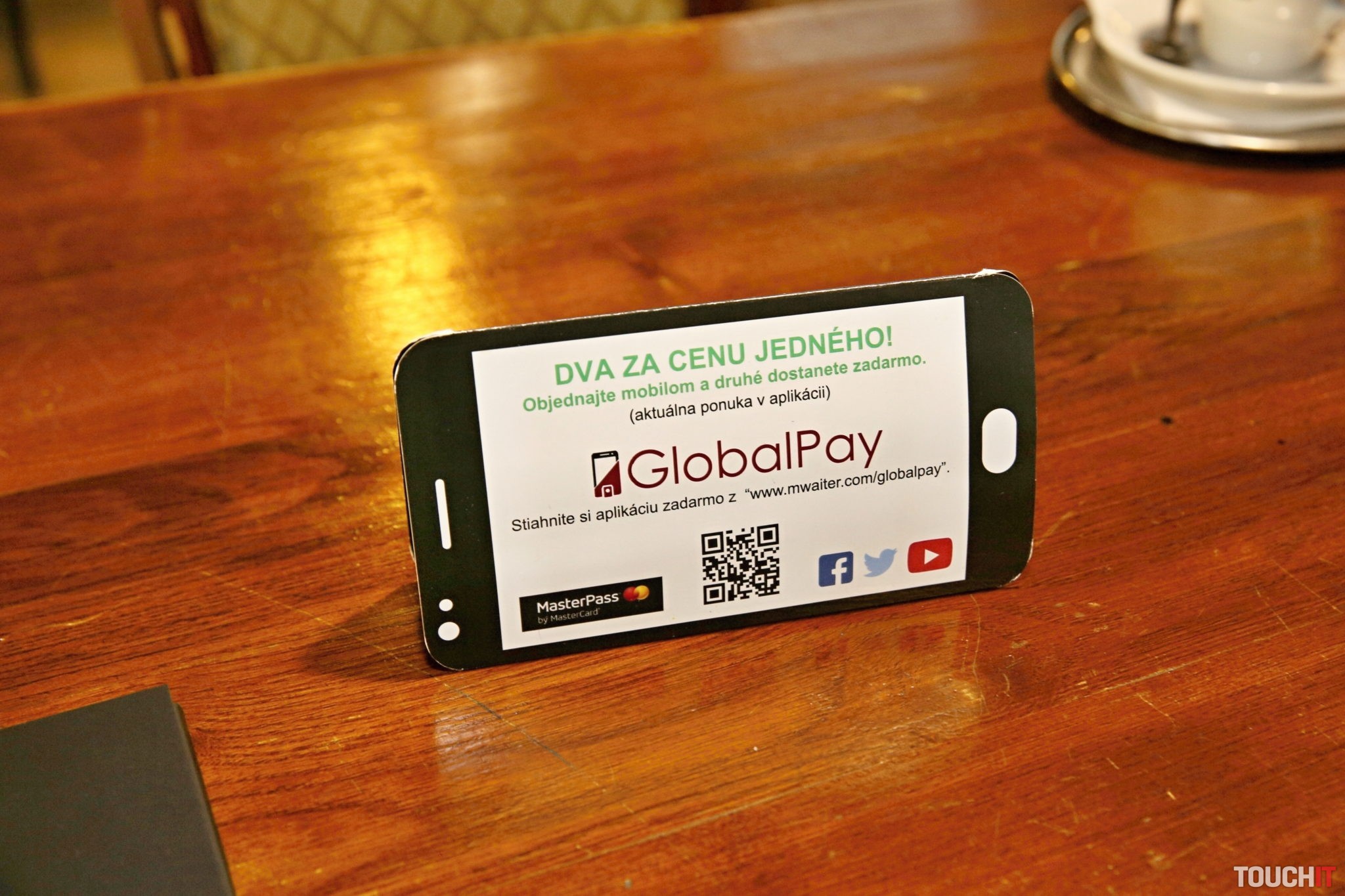 V Bratislave už môžete zaplatiť za jedlo a nápoje cez mobil dopredu. Nemusíte tak čakať na čašníka (video)