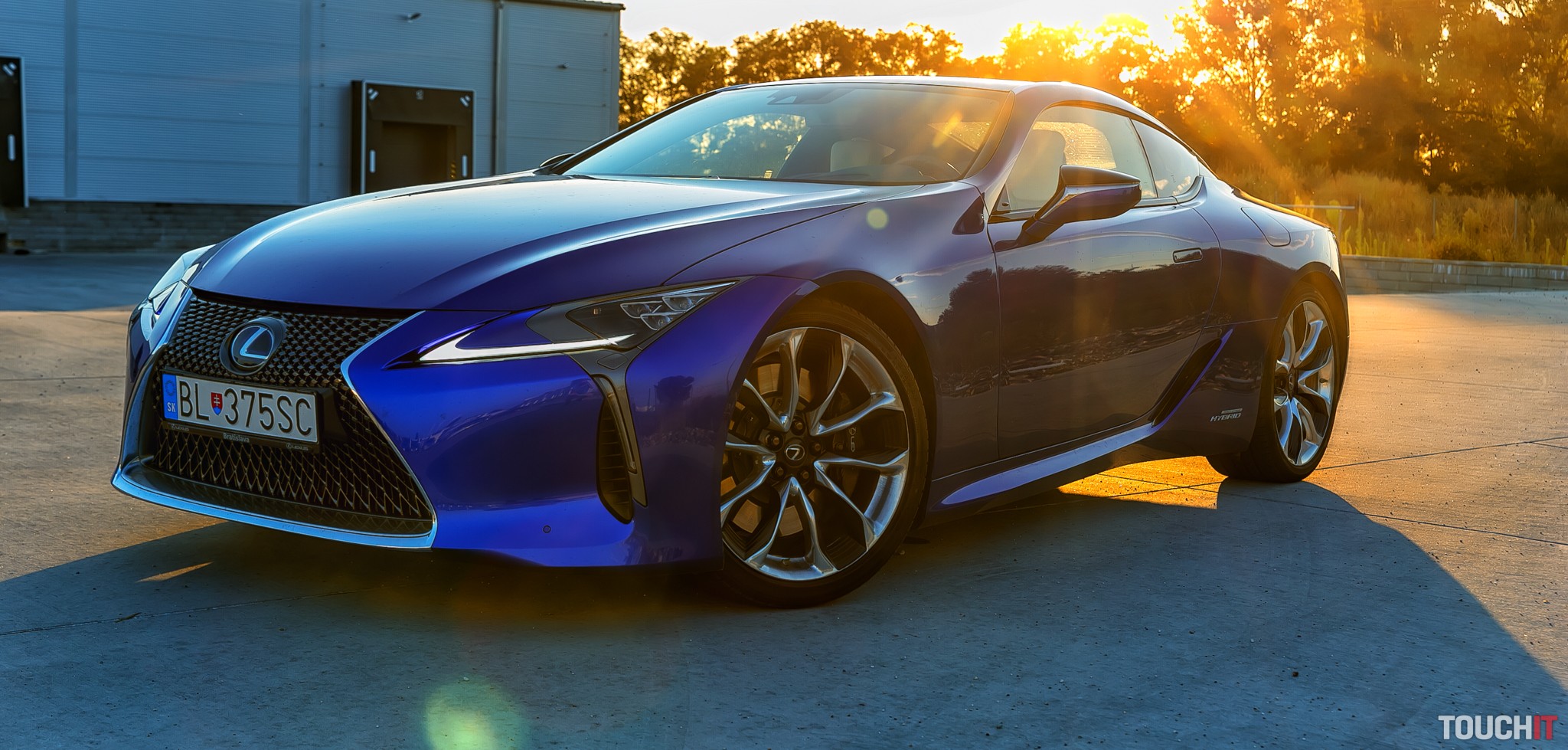 Auto z inej galaxie – hybridný športiak Lexus LC 500h (video)