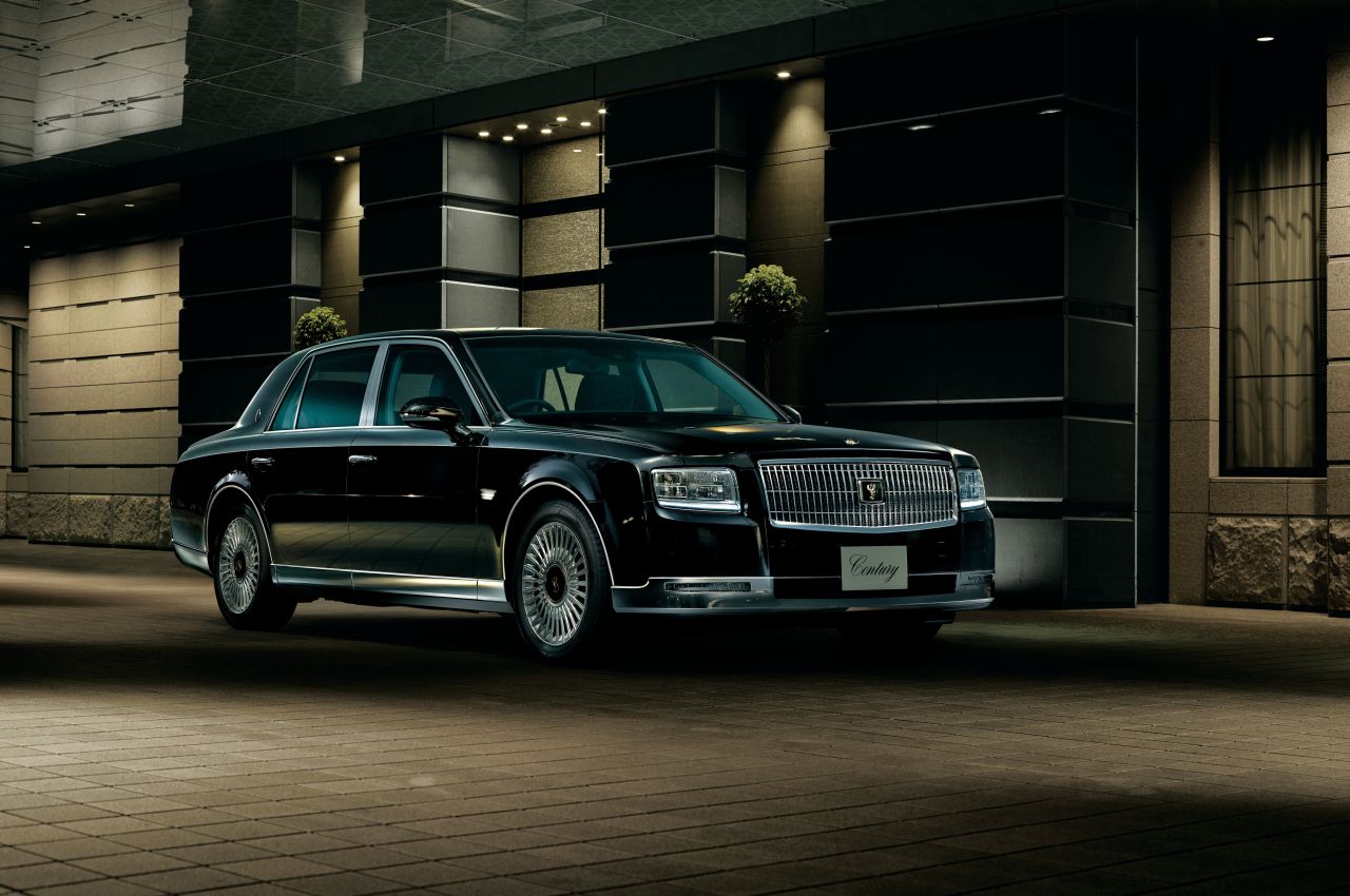 Toyota Century – limuzína (nielen) pre japonského cisára. Ako to v nej vyzerá a čo stojí?