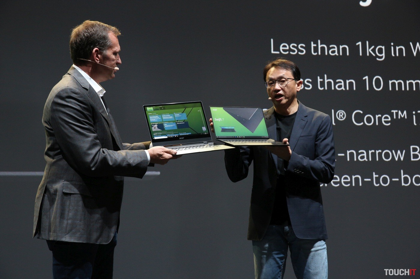 Acer bojuje o najtenší a najľahší notebook súčasnosti (video)