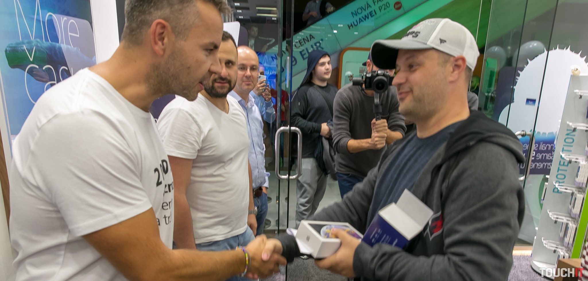 O2 má 2 milióny zákazníkov a spustilo predaj iPhonov XS a XS Max na Slovensku. Boli sme na polnočnom predaji (video)