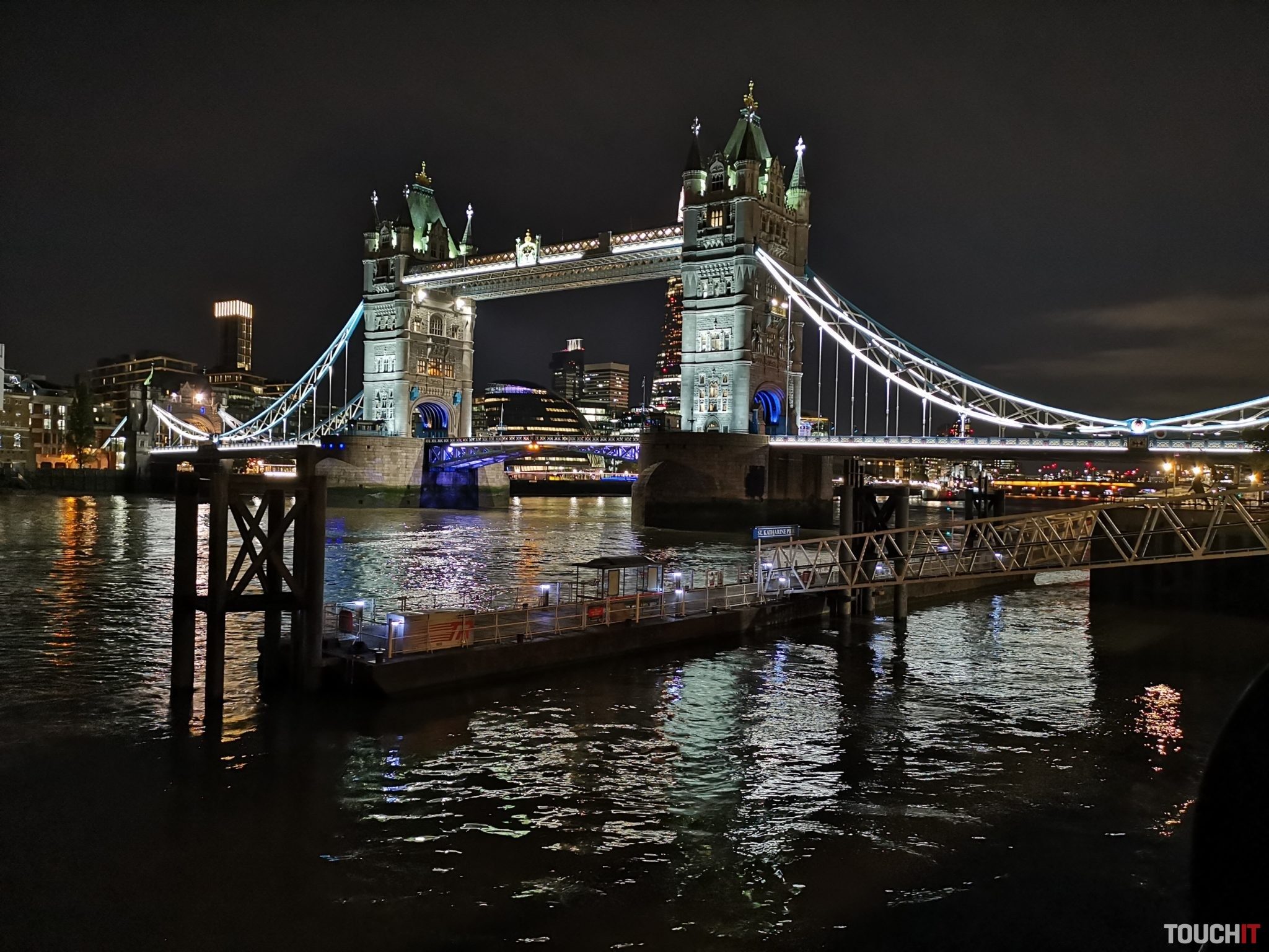 Operátori vo Veľkej Británii zvažujú zavedenie roamingu pre EÚ. Čo to znamená pre Slovákov?