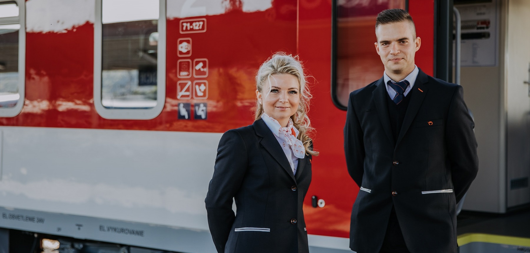 ZSSK oblečie zamestnancov do nových uniforiem. Pohodlných a reprezentatívnejších.