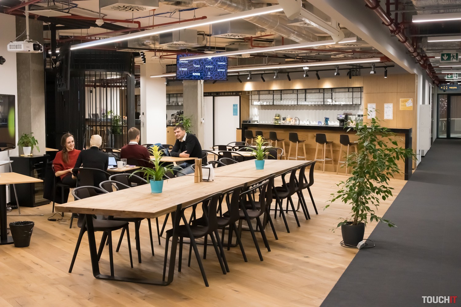 HubHub nie je len coworkingový priestor, je o komunikácii a atmosfére. Priestory si môžete vyskúšať aj vy