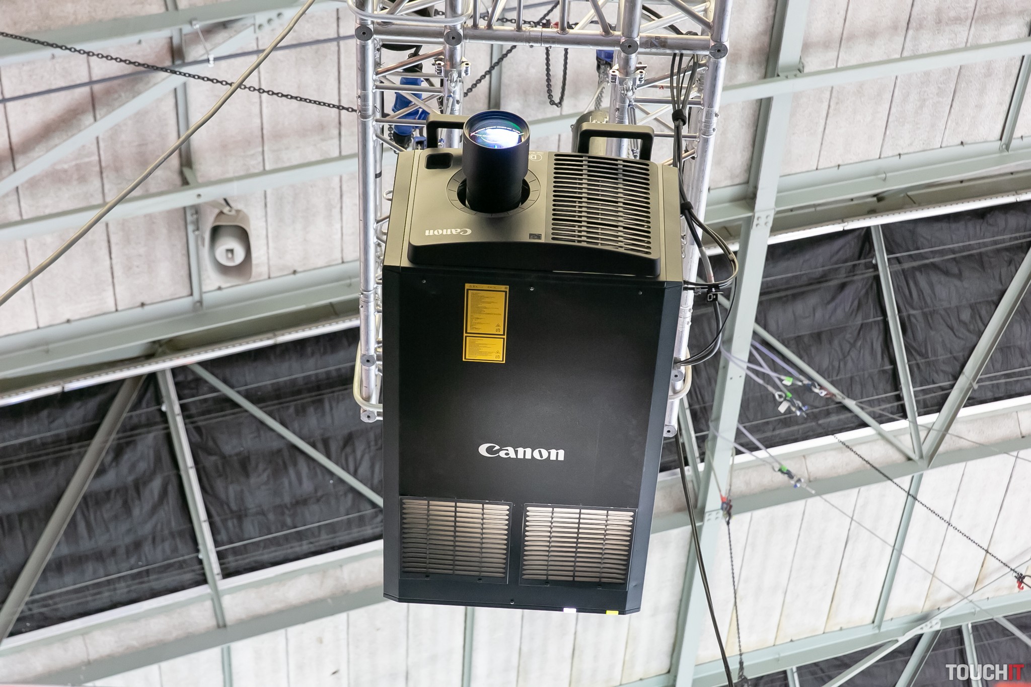 Canon uvádza laserový 4K projektor so svetelným výkonom 40 000 lúmenov (VIDEO)