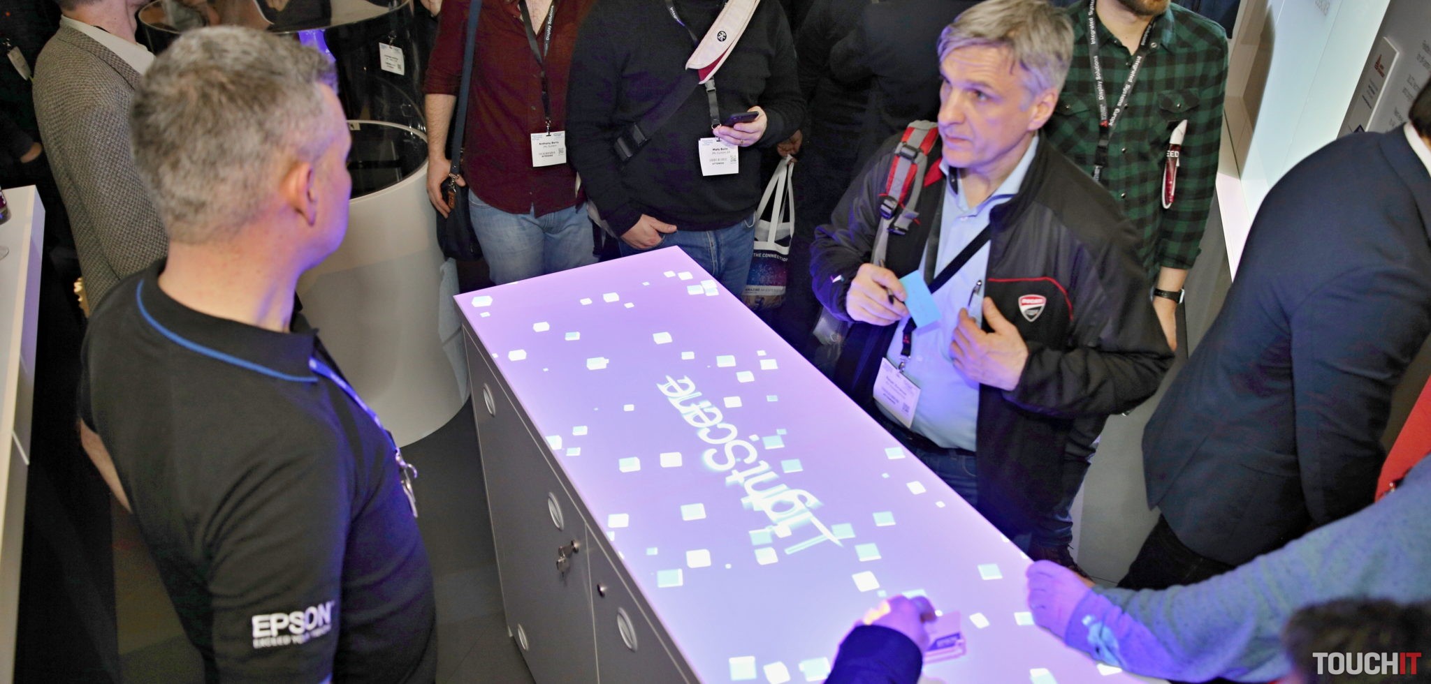 Epson vytvoril podsvietenie pre interaktívny bar