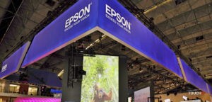 EPSON predstavil projektor s obrovským jasom, virtuálny tunel a okuliare pre virtuálnu realitu (VIDEO)