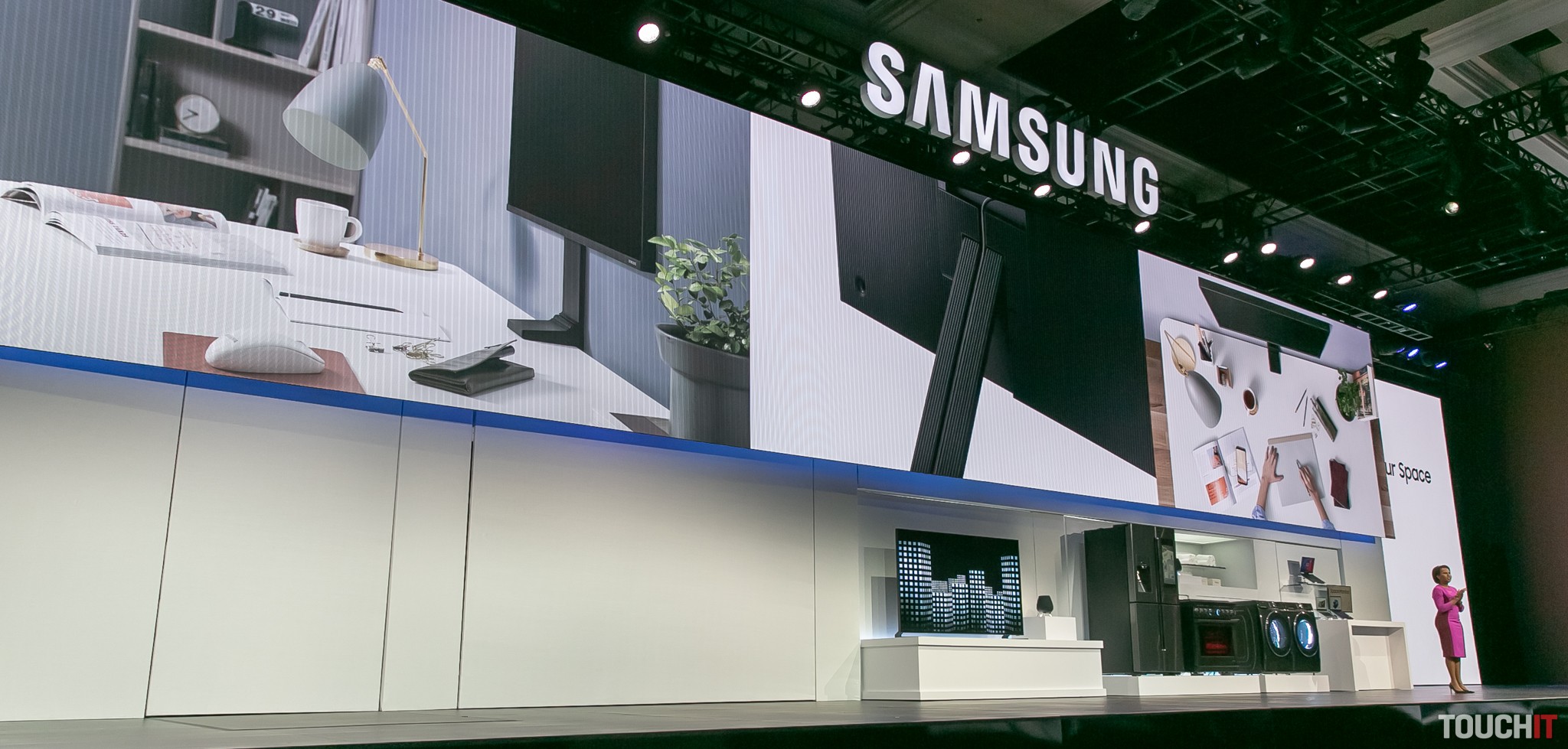 Samsung vytrel všetkým zrak. Zmenil na monitore podstavec a každý ho zrazu chcel (video)