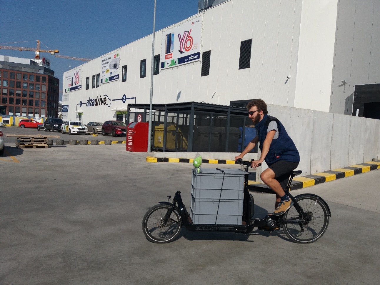 Alza využíva v Bratislave na rozvoz po novom aj cyklokuriérov