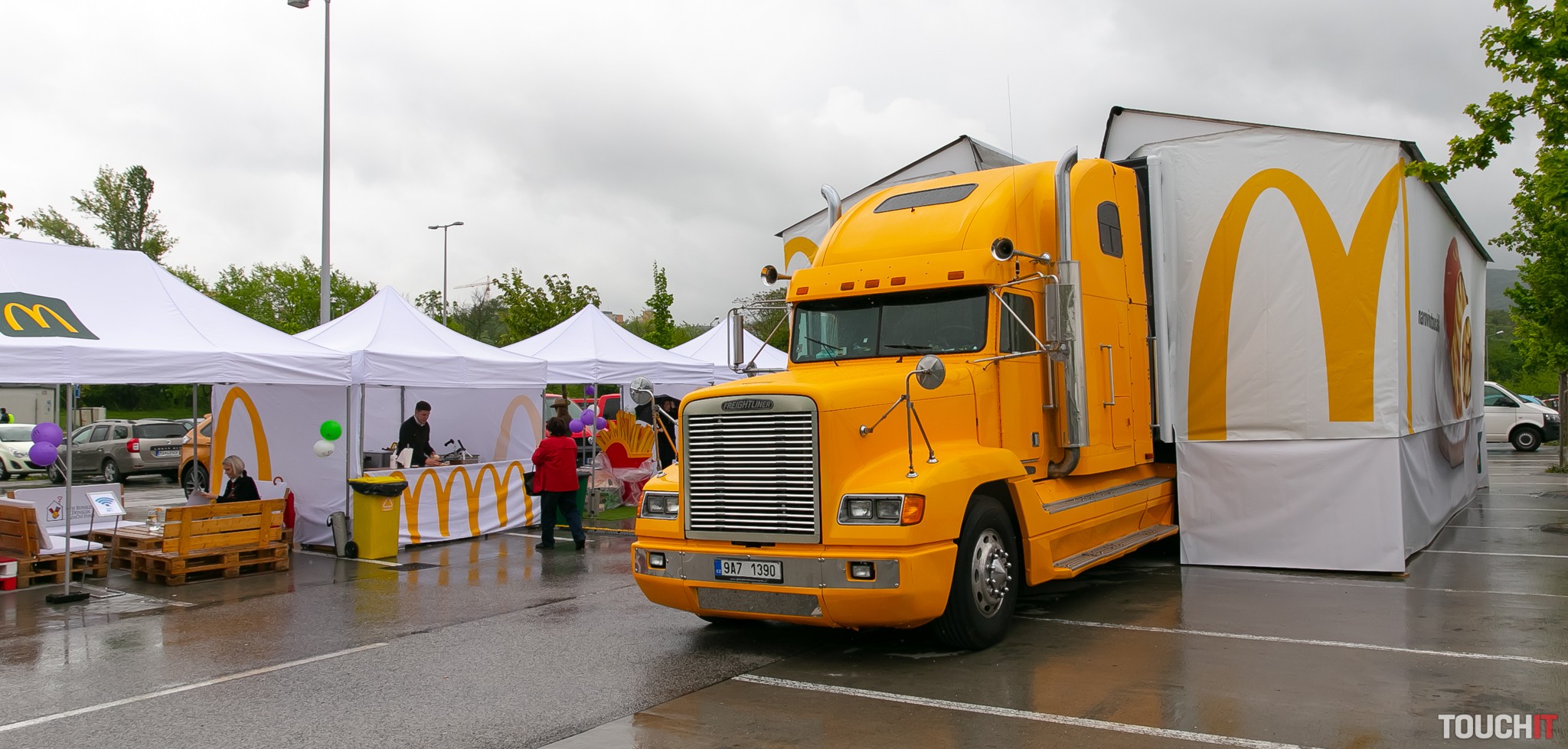 Tak aké mäso vlastne používa McDonald’s? Nasaďte si okuliare pre virtuálnu realitu a pozrite si to. Vieme kde a kedy