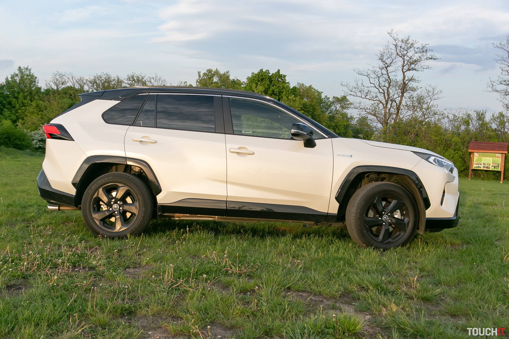 Toyota RAV4 2,5 Hybrid – toto sa podarilo (VIDEO TOUCHIT)