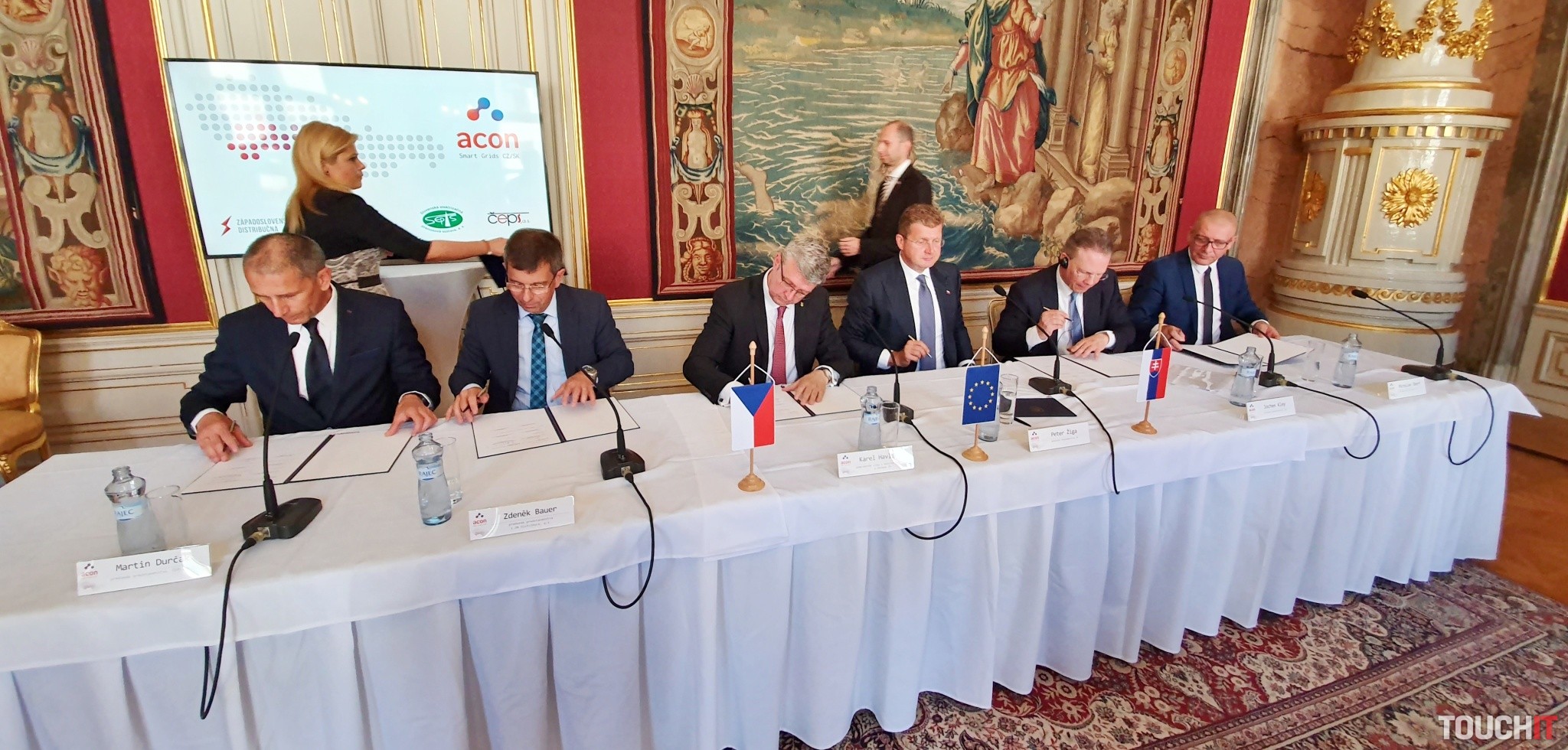 Na Slovensku pribudnú elektro-nabíjačky, rozšíri sa spolupráca medzi Slovenskom a Českom. A zaplatí to EÚ