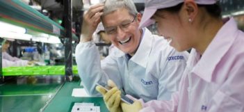 Tim Cook vo Foxconne