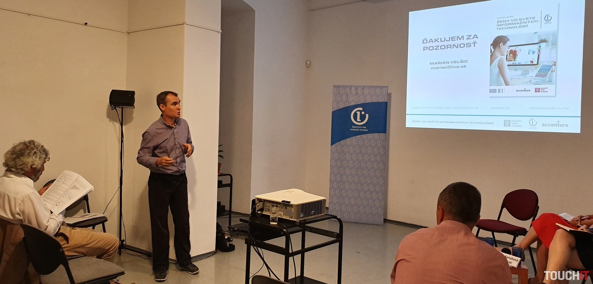 Pätina dievčat uvažuje o štúdiu informatiky a kariére v tejto oblasti