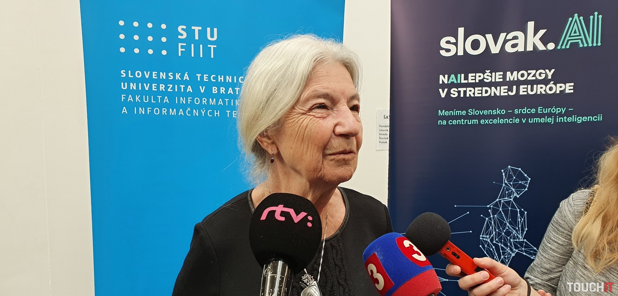 FIIT privítala významnú svetovú vedkyňu so slovenskými koreňmi prof. Bajcsy. Boli sme pritom