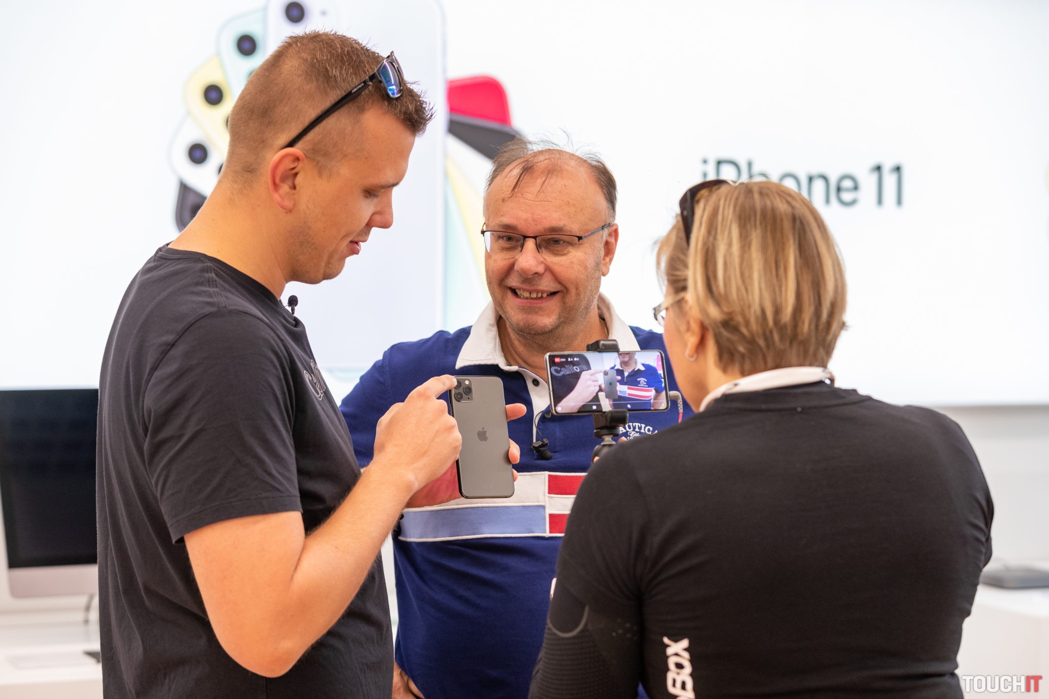 Koľko musí pracovať na nový iPhone 11 Slovák a koľko Švajčiar?