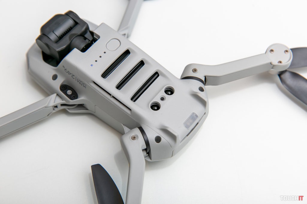 Spodná časť DJI Mavic Mini so zapínacím tlačidlom a snímačmi prekážky