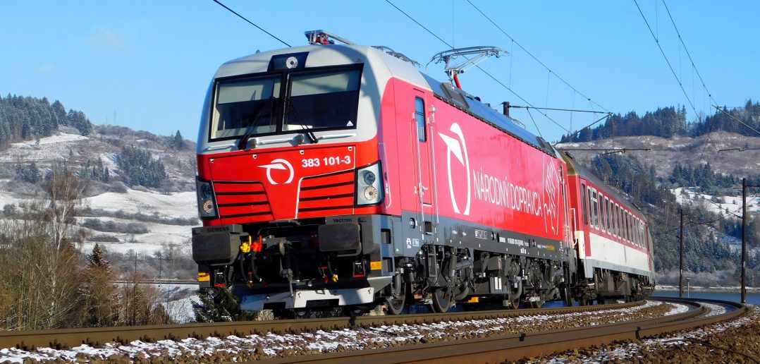 Medzi Bratislavou a Košicami ťahajú vlaky aj moderné lokomotívy Siemens Vectron. Foto Martin Grendel