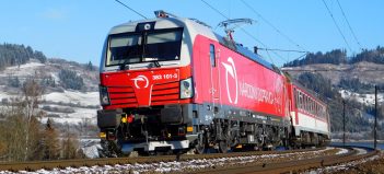 Medzi Bratislavou a Košicami ťahajú vlaky aj moderné lokomotívy Siemens Vectron. Foto Martin Grendel