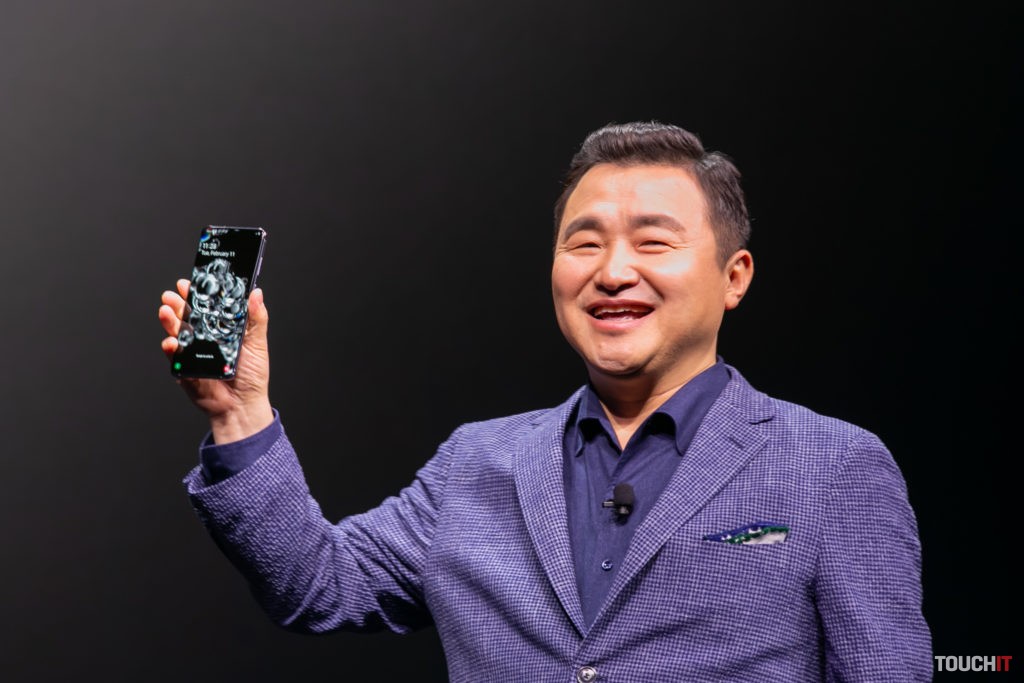 Nový šéf Samsung divízie mobilov, Roh Tae-moon sa mohol pokojne usmievať. Už vie, že má v ruke silní zbrane
