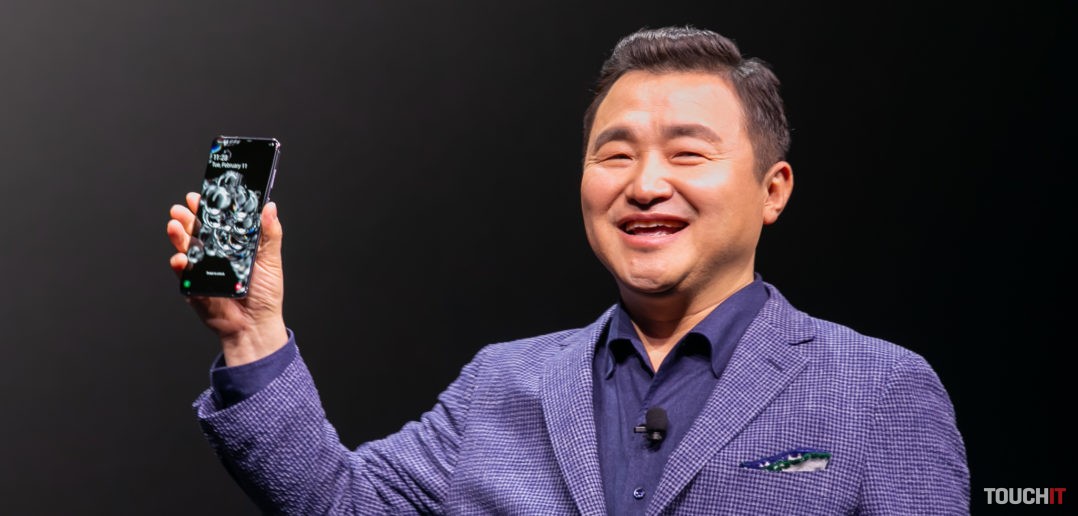 Nový šéf Samsung divízie mobilov, Roh Tae-moon sa mohol pokojne usmievať. Už vie, že má v ruke silní zbrane