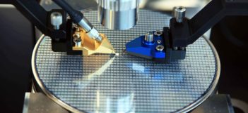 Inšpekcia čipov na vyrobenom waferi