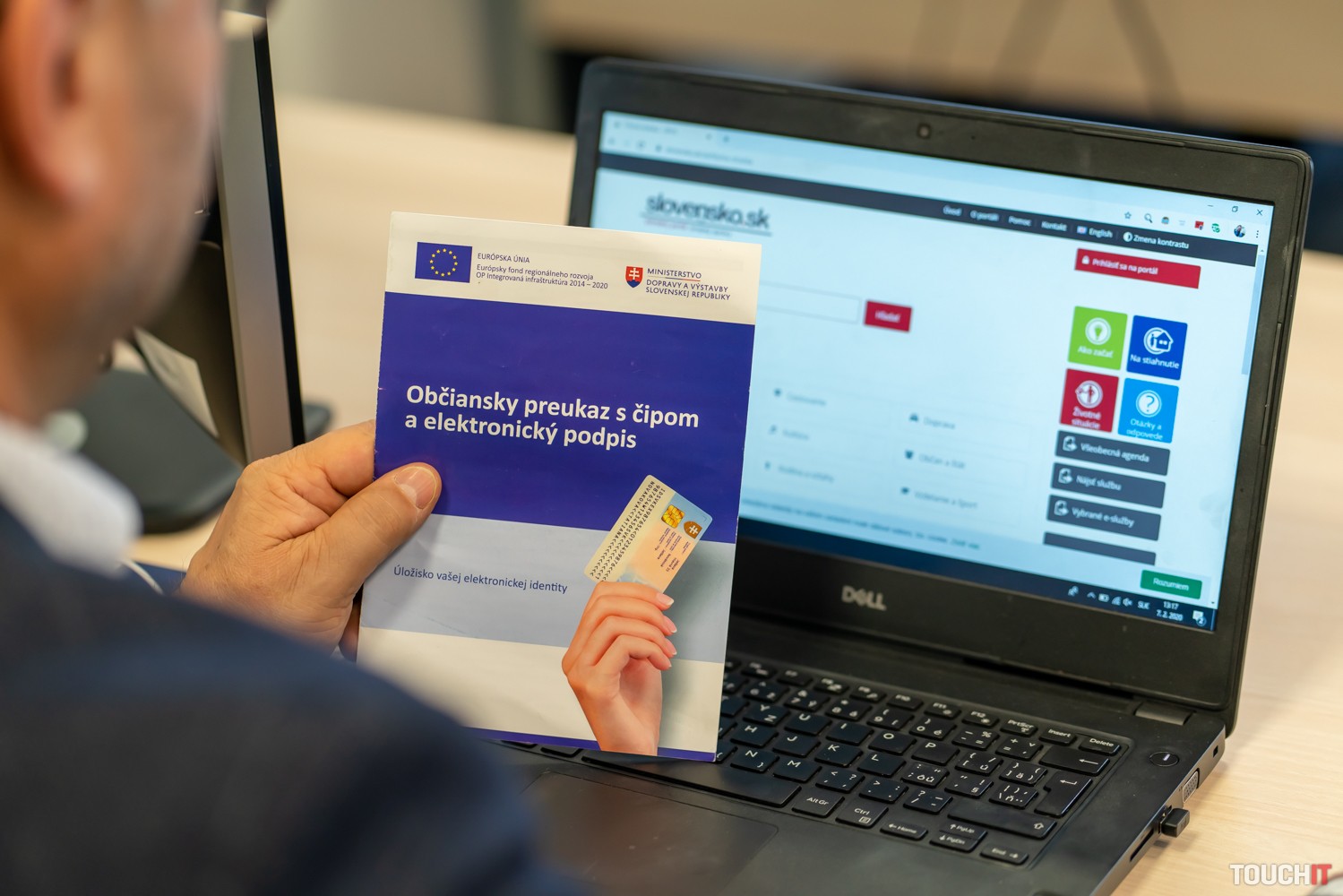 Koronavírus: Ako nechodiť na úrady a pritom veci vybaviť? (VIDEO TOUCHIT)