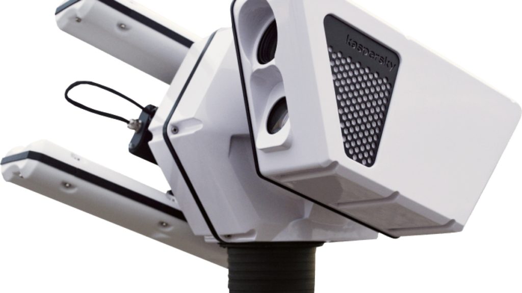 Kamerový systém s laserovým zameriavaním na rozpoznávanie civilných dronov