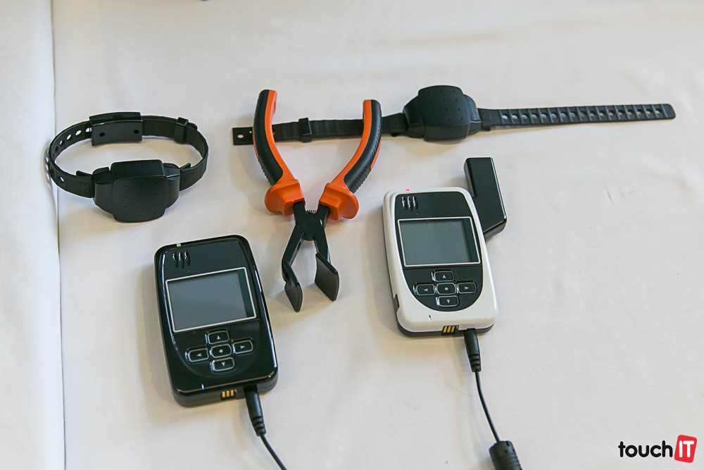 Elektronická výbava na výkon trestu v domácom väzení na Slovensku. Odsúdený za výbavu zaplatí 1,50 Eura (doplnené o video)