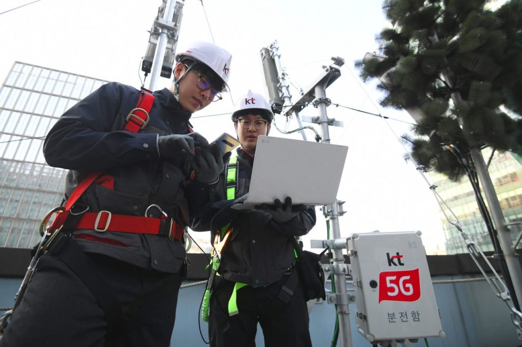 Technici v juhokórejskom Soule overujú čerstvú inštaláciu 5G siete z konca tohto roka