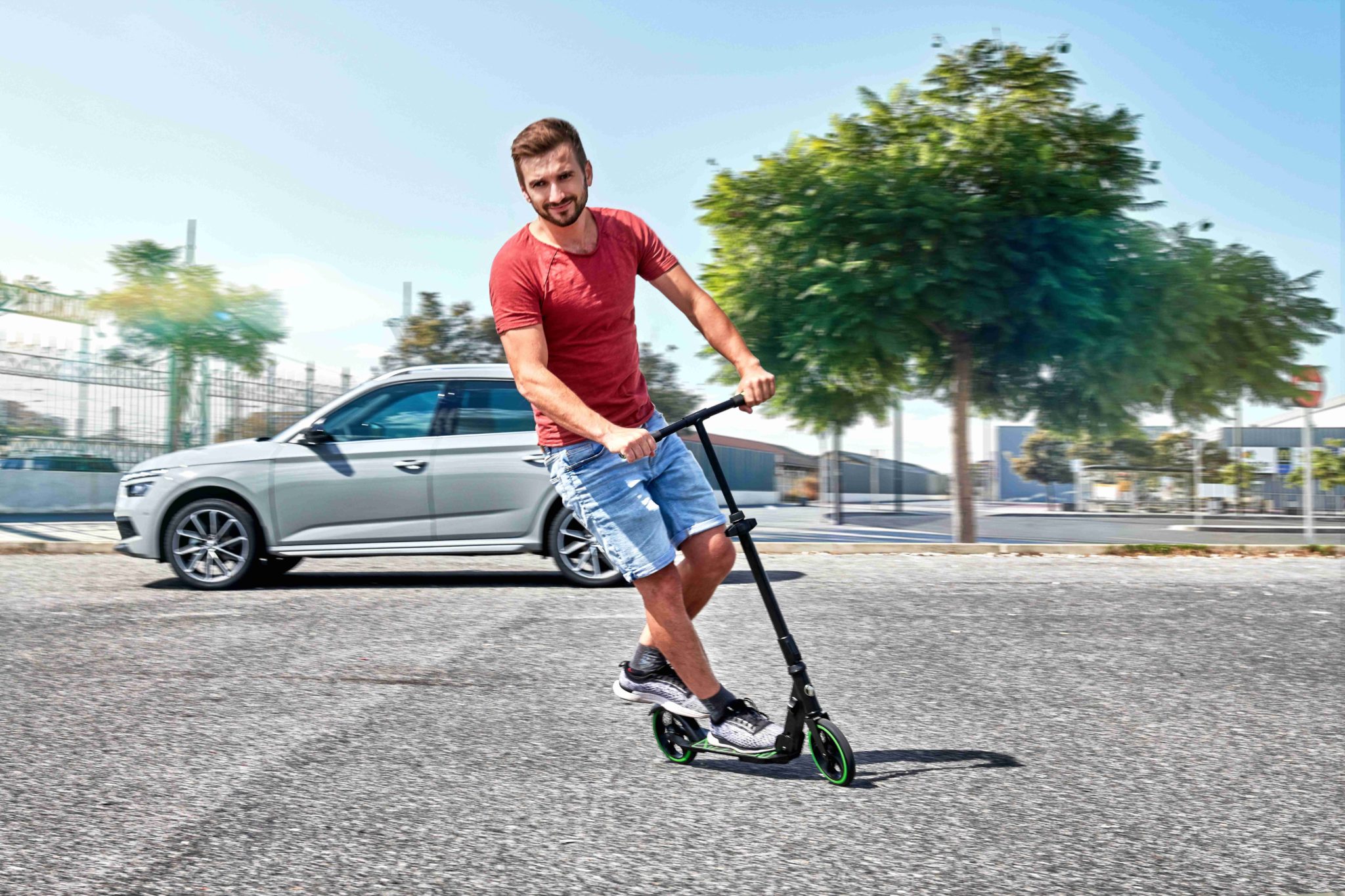 S kolobežkou ŠKODA budú vodiči vozidiel ŠKODA kedykoľvek ekologicky mobilní. Je vhodná ako dopravný prostriedok z domu na pracovisko, rovnako aj na rýchly nákup.