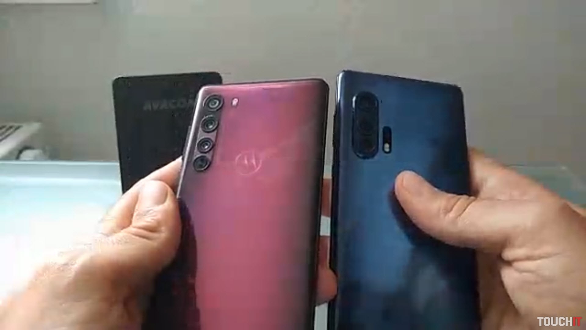 Vľavo Motorola edge, vpravo edge+
