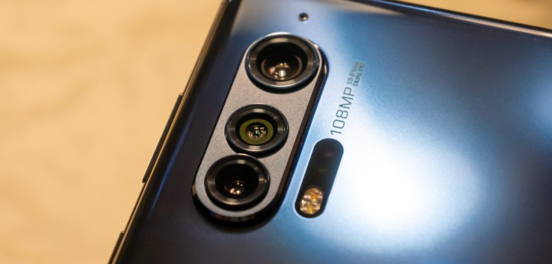 Tri zadné kamery pri Motorola edge+