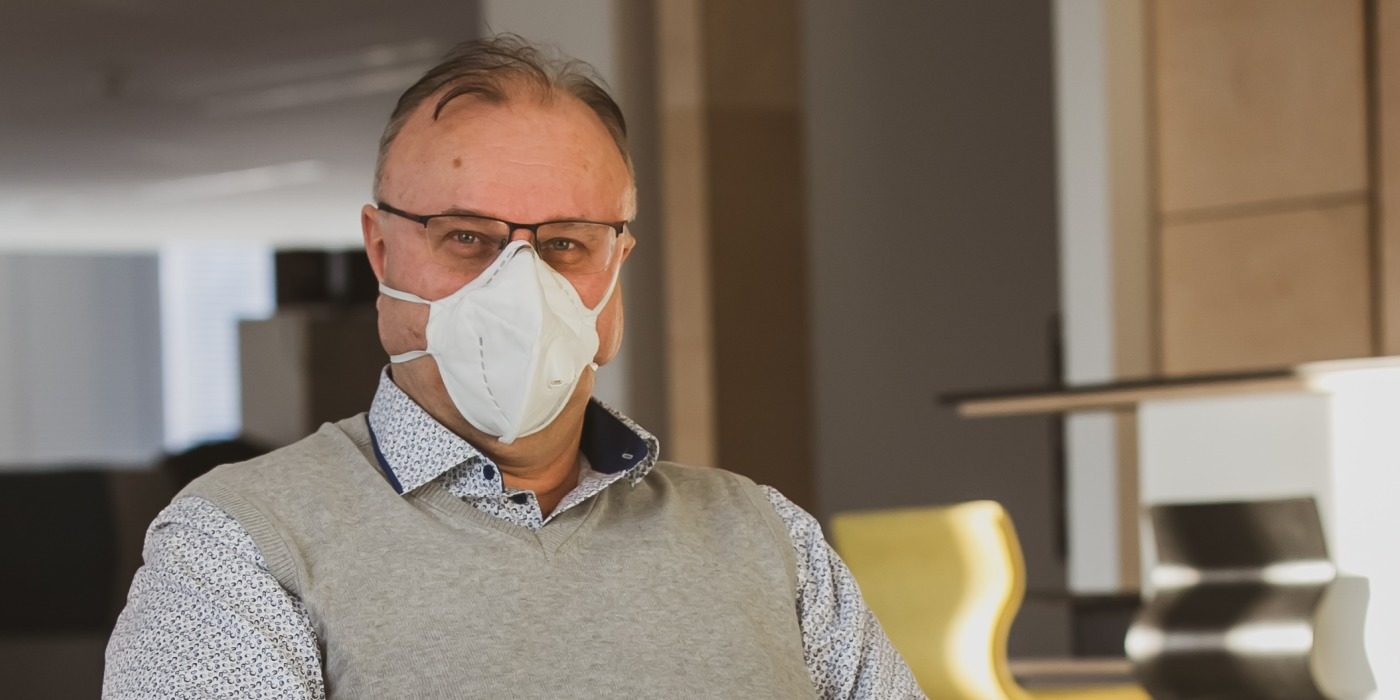 Od pondelka sa uvoľňujú takmer všetky protipandemické opatrenia. Respirátory zostávajú