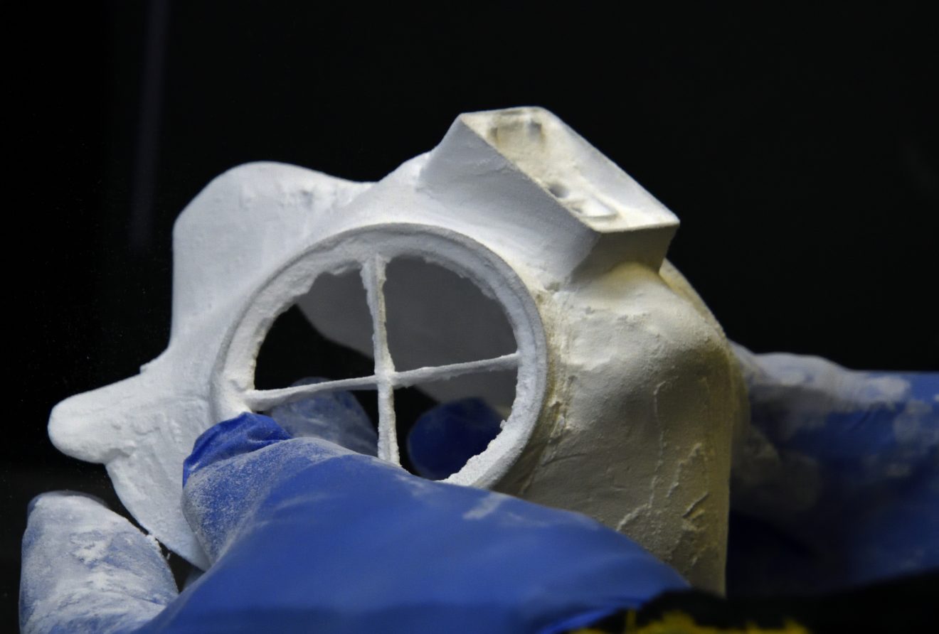Maska CIIRC RP95-3D vytlačená na 3D tlačiarni pred čistením