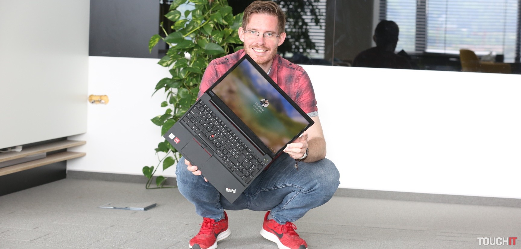 Lenovo ThinkPad E15: Kancelársky notebook s výkonnou kartou od AMD (RECENZIA)