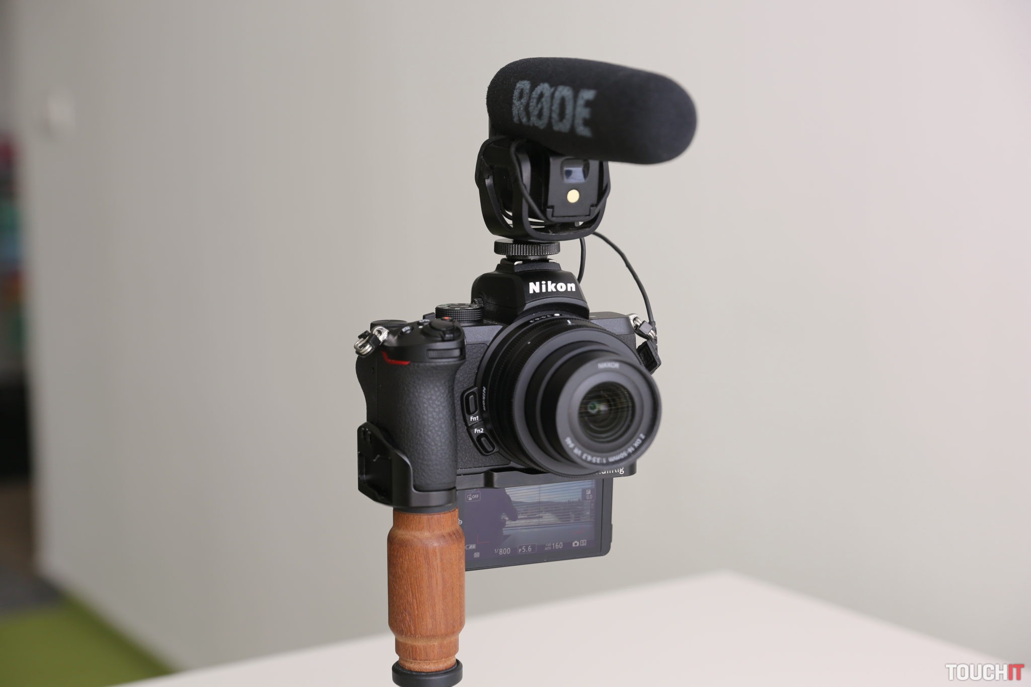 Nikon Z50 so statívom, montážnou doštičkou a externým mikrofónom