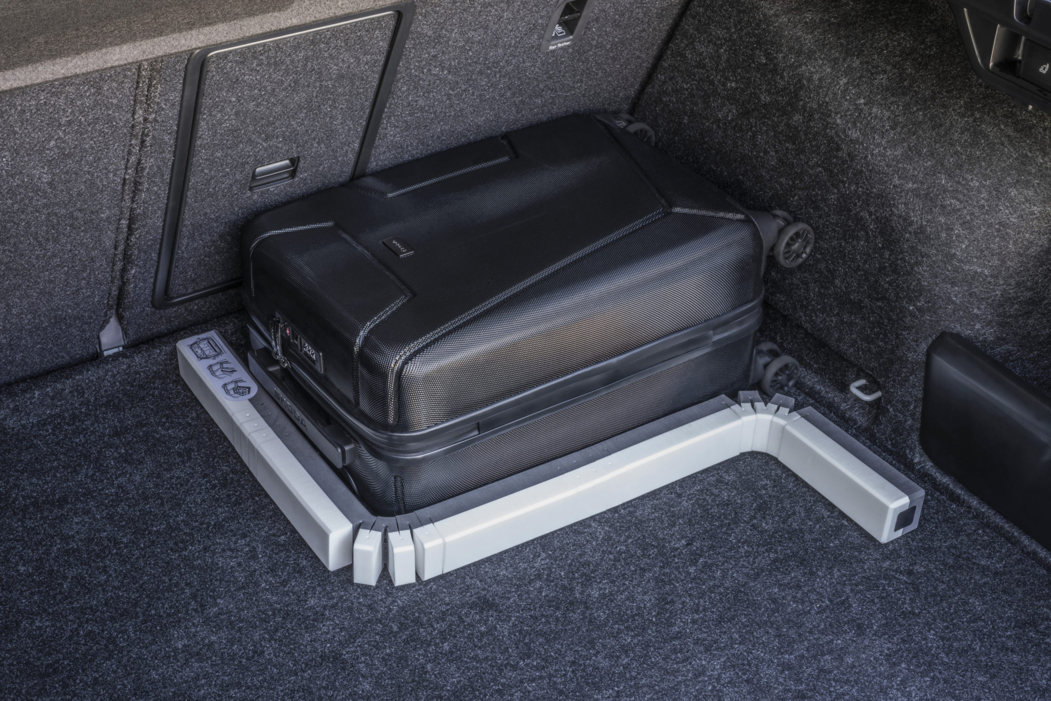 Flexibilný prvok slúžiaci na bezpečné upevnenie nákladu  v batožinovom priestore. Vďaka jeho ohybným kĺbom ho  je možné prispôsobiť tvaru batožiny, upevniť k podlahe pomocou suchých zipsov a tým predísť pohybu nákladu