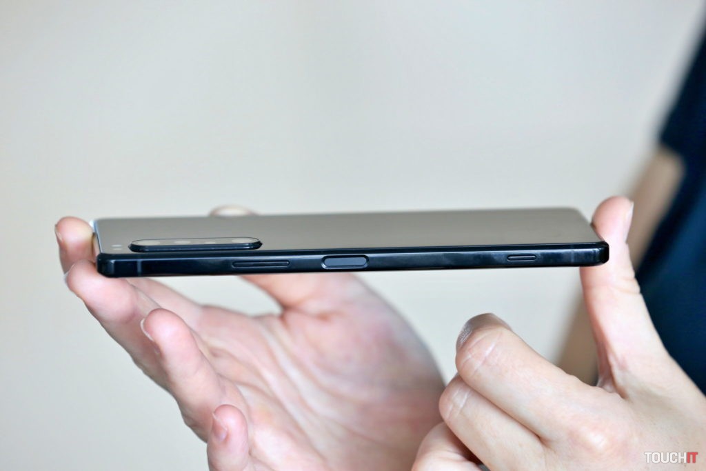 Snímač odtlačku prsta je integrovaný so zapínacím tlačidlom