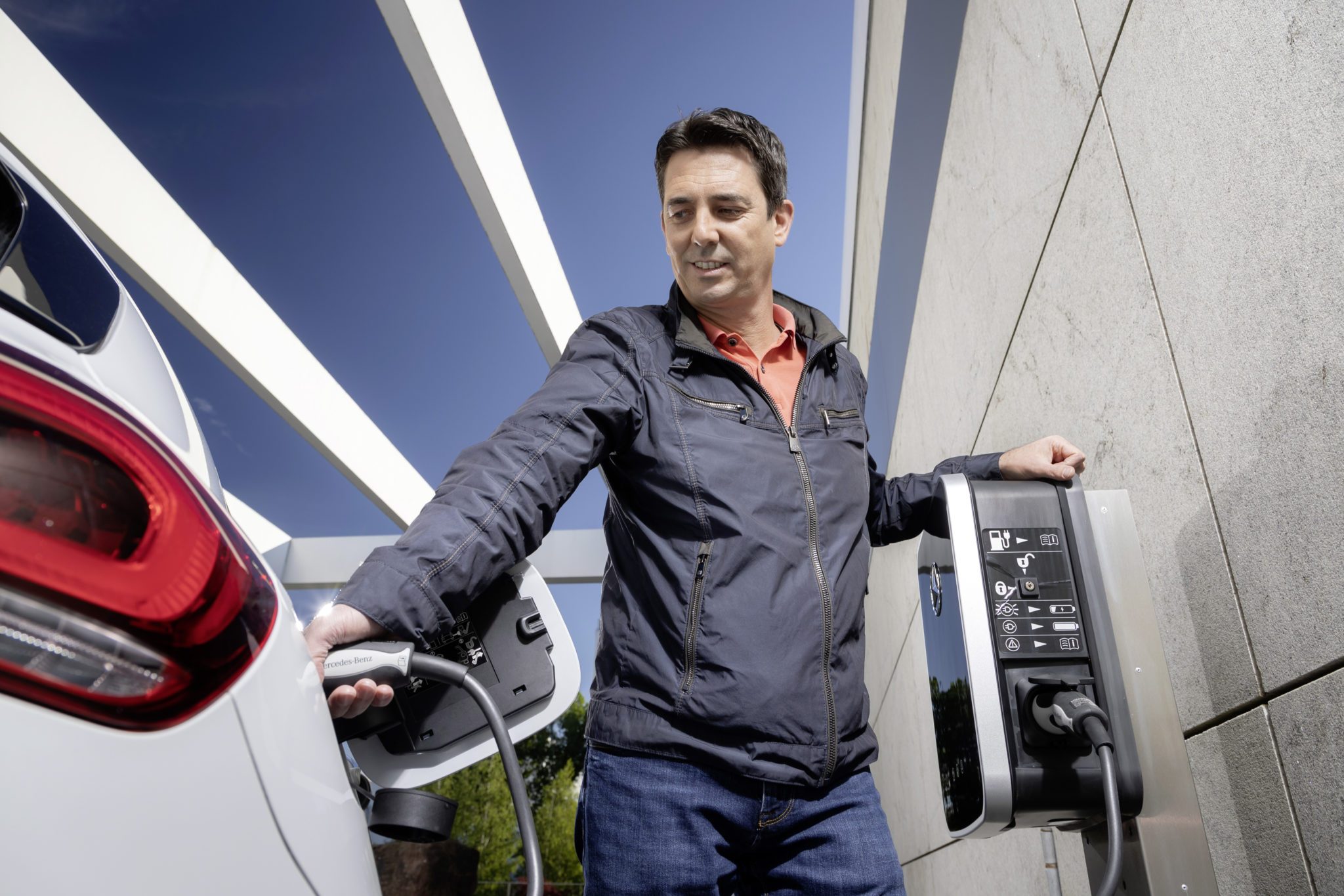 Elektromobily budú distribútorom energie pomáhať vykrývať špičky. Automobilky už technológiu zavádzajú