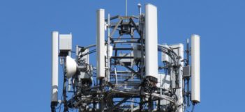 5GEE veža s anténami od Huawei vo Veľkej Británii