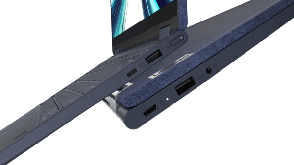 13,3-palcový notebook Yoga 6 je dostupný v odtieni Abyss Blue a je vybavený pohodlnými portami
