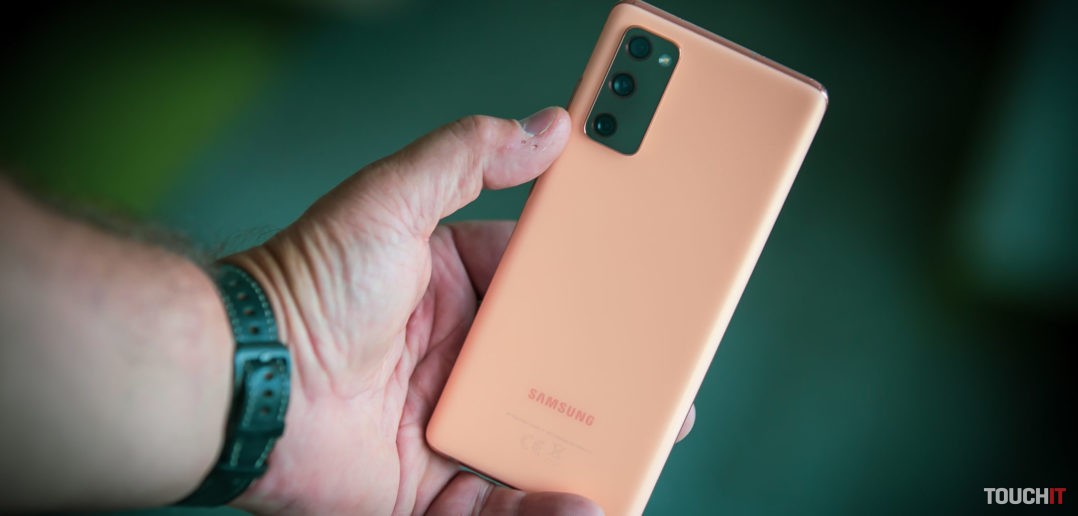 Samsung Galaxy S20 FE v oranžovej farbe