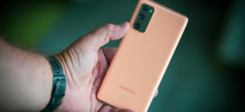 Samsung Galaxy S20 FE v oranžovej farbe