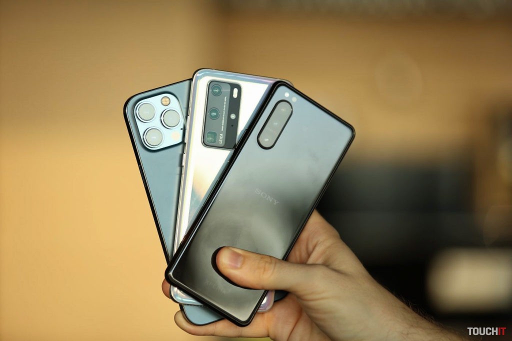 Smartfóny iPhone 12 Pro, Huawei P40 Pro a Sony Xperia 5 II
