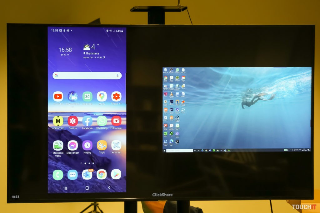 Dve zdielané obrazovky na jednom displeji - z notebooku a zo smartfónu