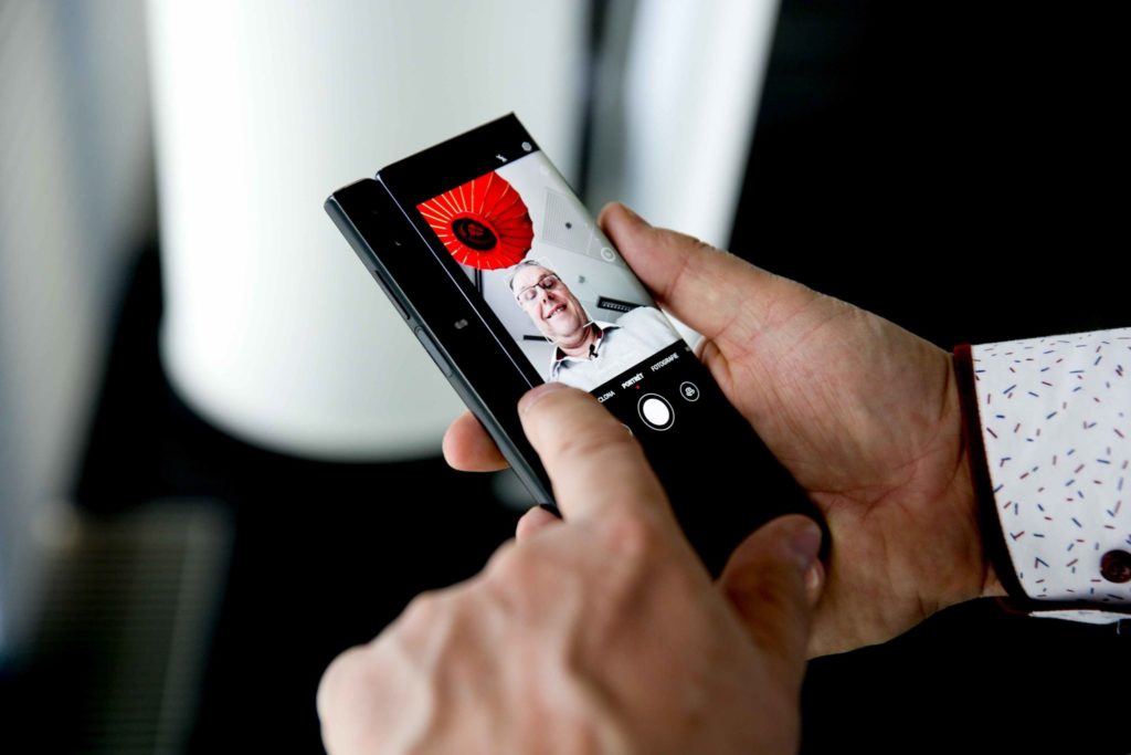 Huawei Mate Xs v zloženom stave pri realizácii selfie fotky