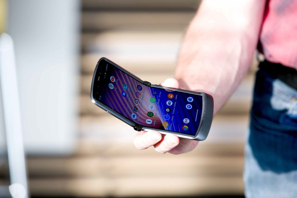 Motorola razr 5G v rozloženom stave ako klasický telefón