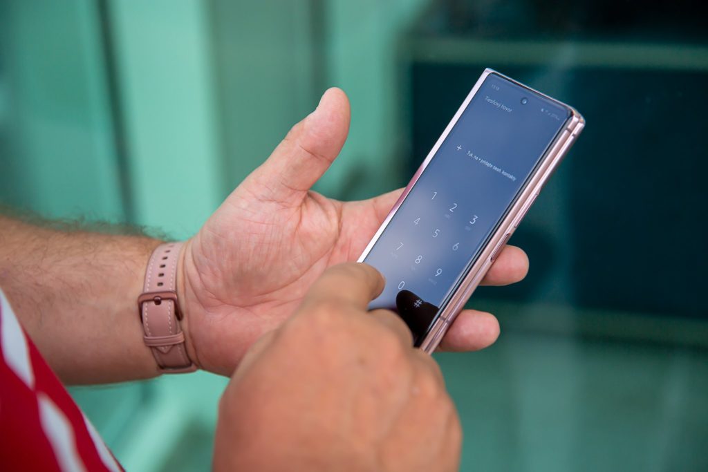 Samsung Galaxy Z Fold2 5G v zloženom stave telefónu