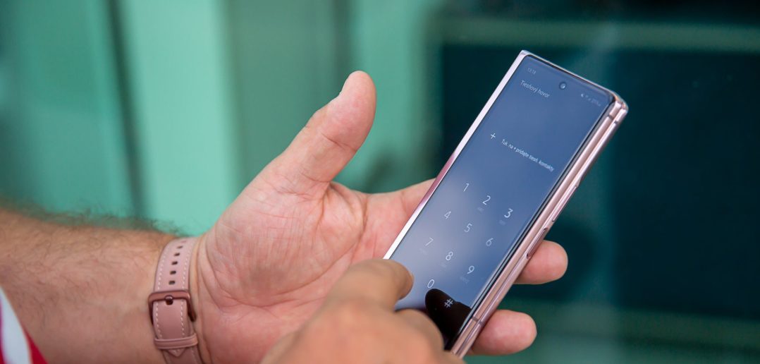 Samsung Galaxy Z Fold2 5G v zloženom stave telefónu